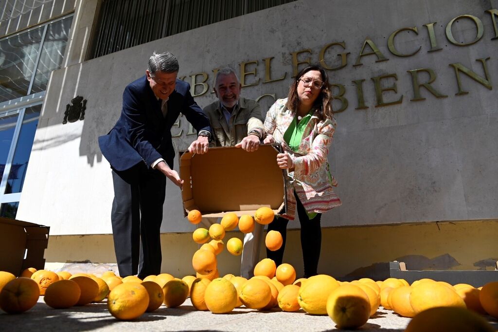El reparto de naranjas en C&oacute;rdoba en protesta por la situaci&oacute;n del campo, en im&aacute;genes