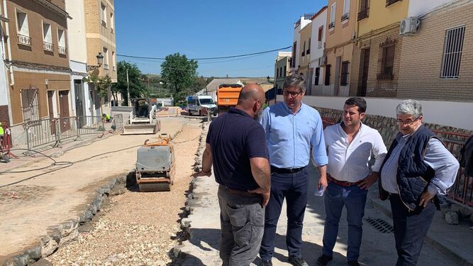 El alcalde, en el centro, en su visita a la obra que se ejecuta en la calle Cantarerías.